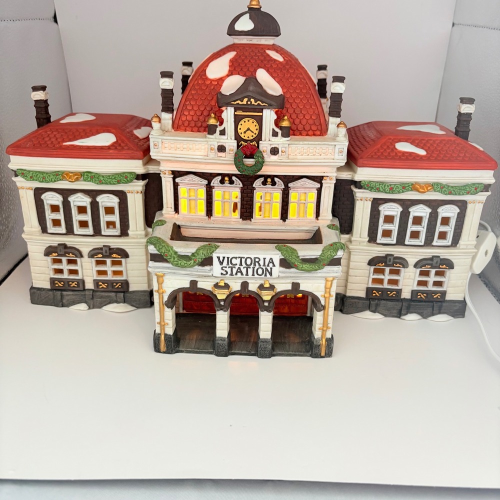 Department 56 Victoria Station Red Dickens Village Building 5574-3